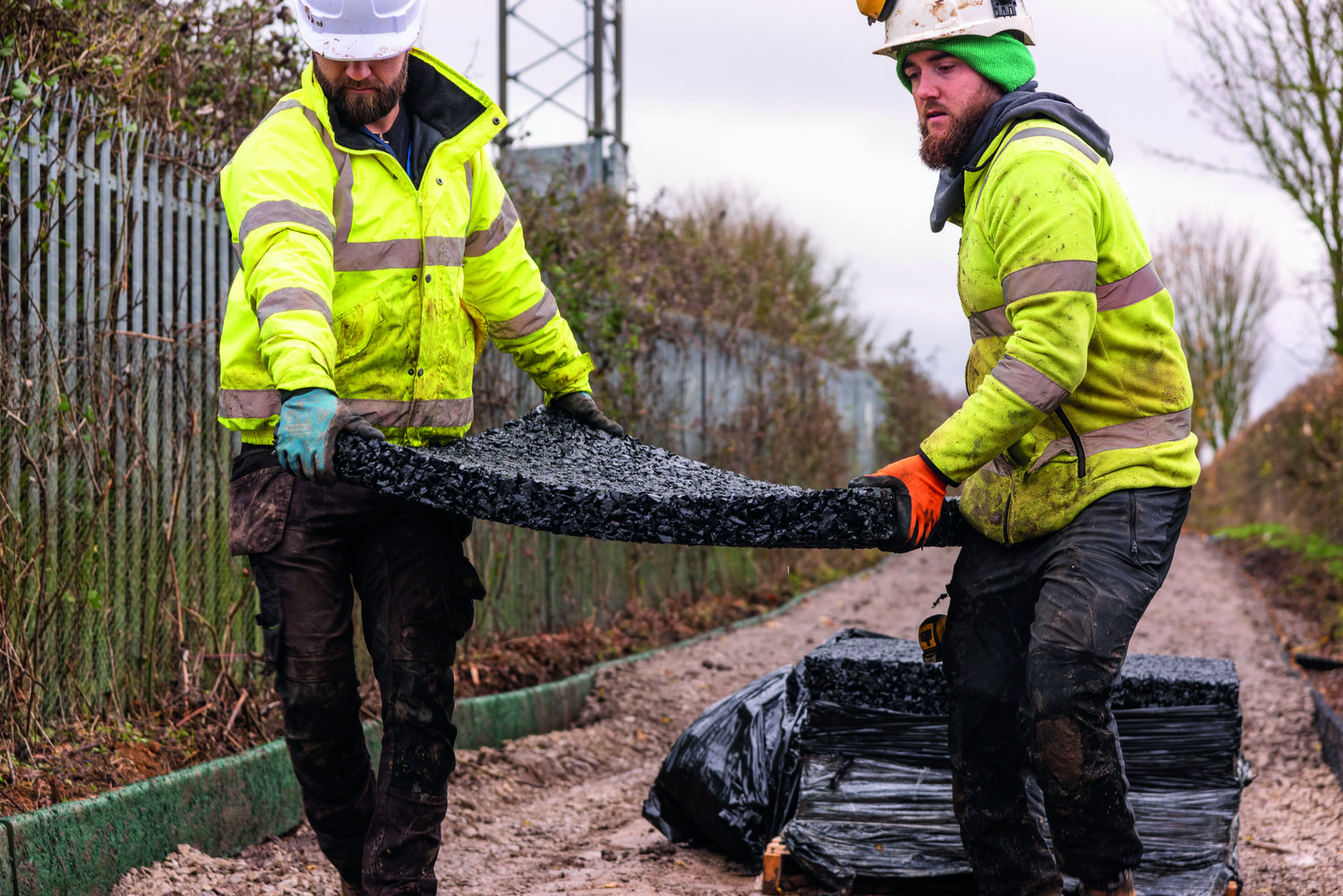 Trabajadores colocando un Rosehill Drainage Mat