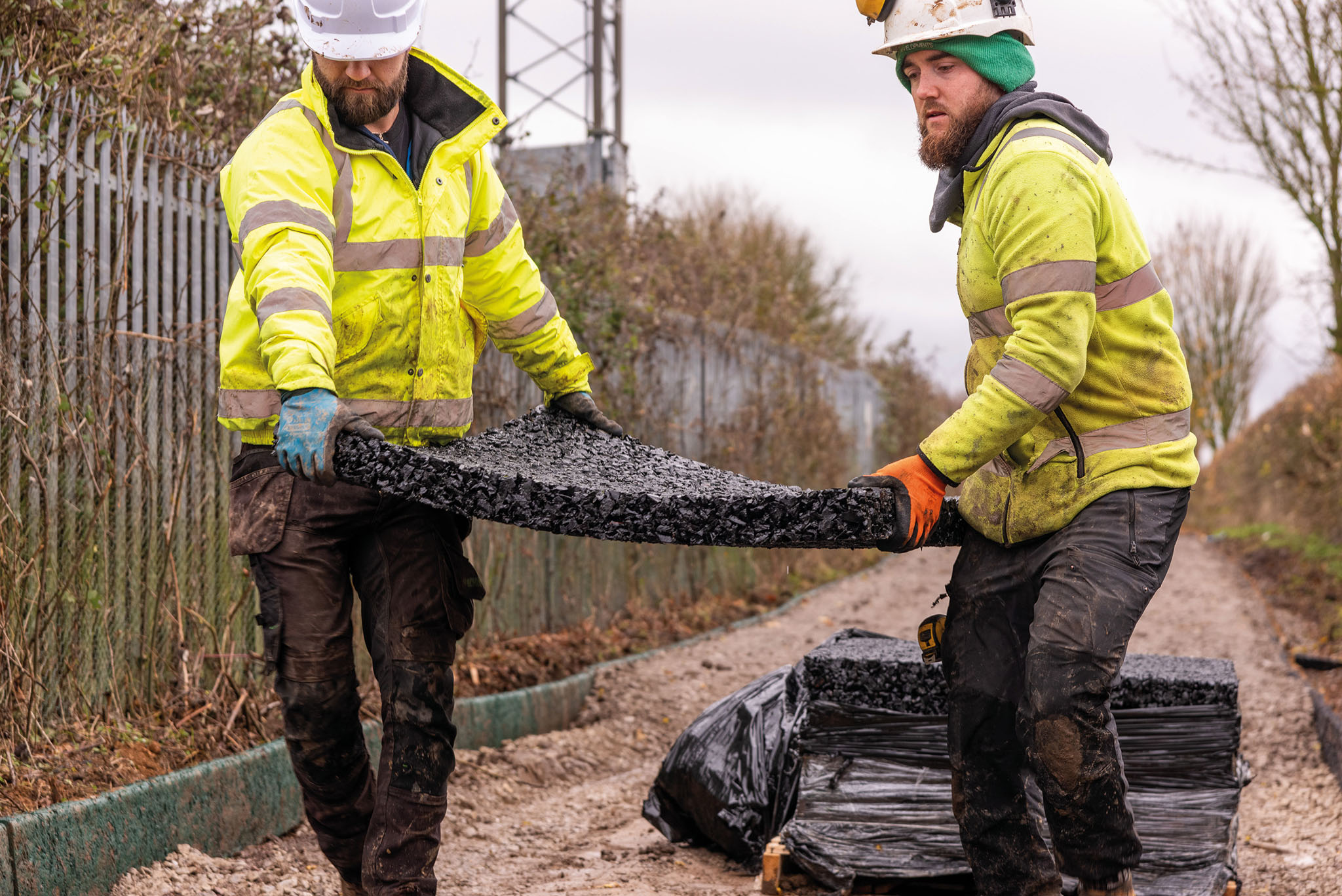 Tapis de drainage transporté sur le site d'installation
